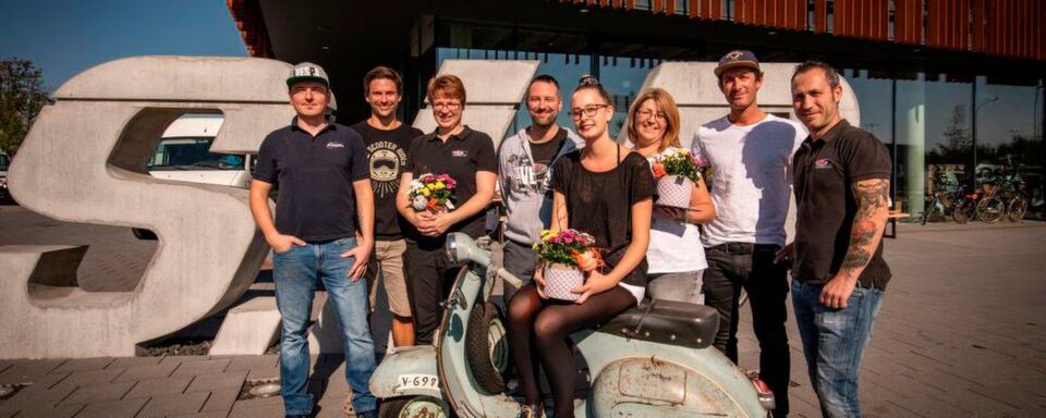 Die Jubilare (von links nach rechts): Otto Wermescher, Alexander Barth, Bettina Thomamüller, Mario Ott, Veronika Stöcker, Sabine Häckl, Ralf Jodl und Angelo Quattrocchi Die Jubilare (von links nach rechts): Otto Wermescher, Alexander Barth, Bettina Thomamüller, Mario Ott, Veronika Stöcker, Sabine Häckl, Ralf Jodl und Angelo Quattrocchi
