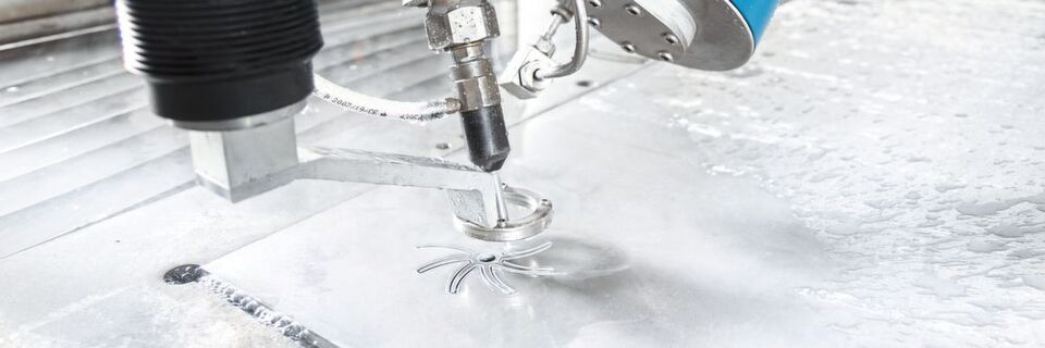 Abrasivschneiden mit Wasserstrahl. Abrasivschneiden mit Wasserstrahl.