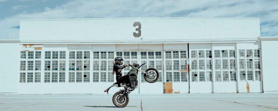 Im Rahmen der Markenerneuerung und der visuellen Modernisierung von Zero Motorcycles im letzten Jahr weisen alle 2019er-Modelle ein kühnes, elegantes und neues Design mit überarbeiteten Farben und eingearbeiteten Grafikelementen auf. Im Rahmen der Markenerneuerung und der visuellen Modernisierung von Zero Motorcycles im letzten Jahr weisen alle 2019er-Modelle ein kühnes, elegantes und neues Design mit überarbeiteten Farben und eingearbeiteten Grafikelementen auf.