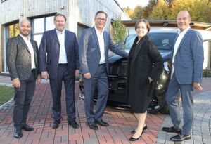 Der neue Verbands-Vorstand (v. li., ohne Thomas Kummich): Benjamin Jakob, Thomas Gauch, Adrian Glöckner und Peter Jakob haben FCA-Deutschland-Chefin Maria Grazia Davino zum Fotoshooting mitgenommen. Zum Vergrößern bitte klicken. Der neue Verbands-Vorstand (v. li., ohne Thomas Kummich): Benjamin Jakob, Thomas Gauch, Adrian Glöckner und Peter Jakob haben FCA-Deutschland-Chefin Maria Grazia Davino zum Fotoshooting mitgenommen. Zum Vergrößern bitte klicken.