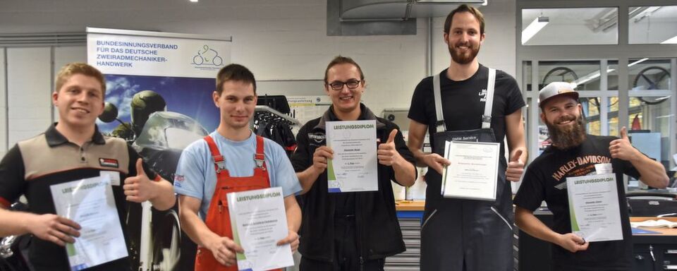 Die Motorradsieger beim Bundesleistungswettbewerb 2018 (v.li.): Dominik Peimann (5. Platz), Bartosch Schütterle-Padedworna (3.), Alexander Bugaj (2.), Sven Deppermann (1.) und Alexander Giebel (4.). Die Motorradsieger beim Bundesleistungswettbewerb 2018 (v.li.): Dominik Peimann (5. Platz), Bartosch Schütterle-Padedworna (3.), Alexander Bugaj (2.), Sven Deppermann (1.) und Alexander Giebel (4.).