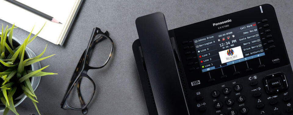 Panasonic stellt zwei neue IP-Tischtelefone vor. Panasonic stellt zwei neue IP-Tischtelefone vor.