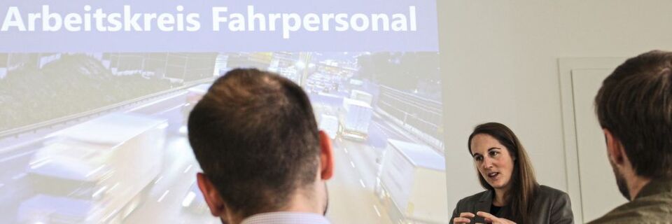 Mit dem Projekt „Fahrpersonal“ geht der Ladungsverbund Elvis das wachsende Problem des Fahrermangels aktiv an. Mit dem Projekt „Fahrpersonal“ geht der Ladungsverbund Elvis das wachsende Problem des Fahrermangels aktiv an.