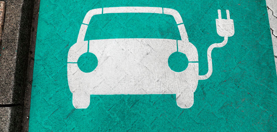 Markierung für einen Parkplatz mit Ladesäule für Elektrofahrzeuge. Europa und Deutschland hinken bei der Fertigung von Batteriezellen für E-Autos weit hinterher. Im Frühjahr soll nun entschieden werden, wo die erste Batteriezellfabrik deutscher Unternehmen gebaut werden soll - möglicherweise in jetzigen Braunkohlerevieren. Markierung für einen Parkplatz mit Ladesäule für Elektrofahrzeuge. Europa und Deutschland hinken bei der Fertigung von Batteriezellen für E-Autos weit hinterher. Im Frühjahr soll nun entschieden werden, wo die erste Batteriezellfabrik deutscher Unternehmen gebaut werden soll - möglicherweise in jetzigen Braunkohlerevieren.