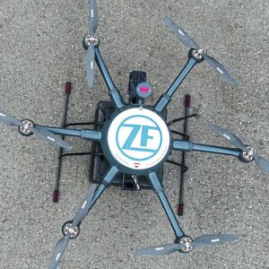 Bis zu 3 kg Nutzlast, 30 km/h schnell: Die Akkus der ZF-Drohne genügen für etwa 30 bis 40 min in der Luft. Bis zu 3 kg Nutzlast, 30 km/h schnell: Die Akkus der ZF-Drohne genügen für etwa 30 bis 40 min in der Luft.