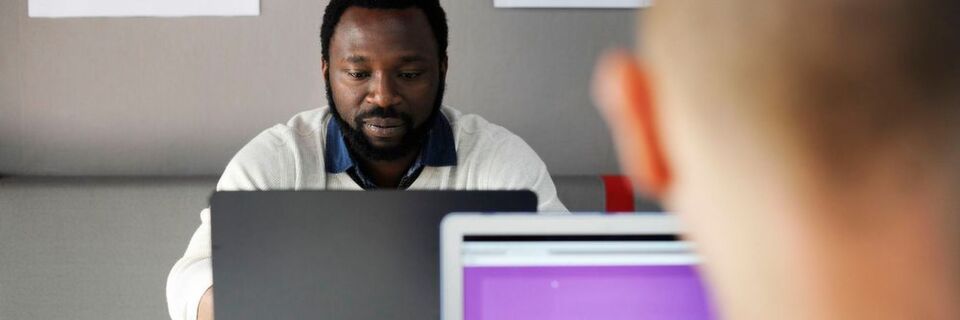 Die Top-Player der Digitalwirtschaft stellen ihre Produkte und Dienstleistungen besonders effizient und mit vergleichsweise wenig Mitarbeitern her. Das sorgt für hohe Gewinne und früher oder später für Marktdominanz. Die Top-Player der Digitalwirtschaft stellen ihre Produkte und Dienstleistungen besonders effizient und mit vergleichsweise wenig Mitarbeitern her. Das sorgt für hohe Gewinne und früher oder später für Marktdominanz.