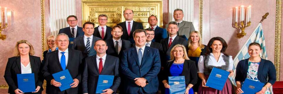Markus Söder mit seinen neuen Ministern und Staatssekretären Markus Söder mit seinen neuen Ministern und Staatssekretären
