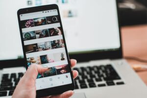 Instagram ist ein kostenloser und werbefinanzierter Onlinedienst zum Teilen von Fotos und Videos.Die Mischung aus Microblog und audiovisueller Plattform ermöglicht es, Fotos auch in anderen sozialen Netzwerken zu verbreiten. Instagram ist ein kostenloser und werbefinanzierter Onlinedienst zum Teilen von Fotos und Videos.Die Mischung aus Microblog und audiovisueller Plattform ermöglicht es, Fotos auch in anderen sozialen Netzwerken zu verbreiten.