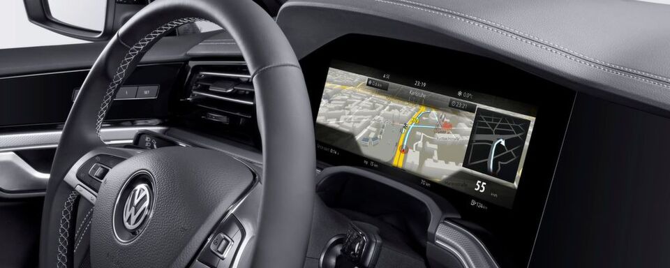 Bosch hat ein Curved-Display für Fahrzeuge entwickelt. Seine Premiere hat es im VW Touareg. Bosch hat ein Curved-Display für Fahrzeuge entwickelt. Seine Premiere hat es im VW Touareg.