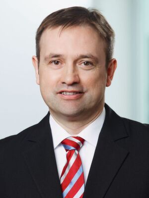 „Systemhauspartner profitieren insbesondere von unserer Erfahrung und themenübergreifenden Data Center Kompetenz. Als erfolgreichster NetApp-Distributor in Deutschland und EMEA haben wir das Knowhow und die Möglichkeiten, den Partnern eine hohe Beratungsqualität bei der Auswahl geeigneter Technologien zu bieten und mit umfassendem Dienstleistungsportfolio zu unterstützen.“ Helmut Heuten, Leiter Channel Development TIM AG „Systemhauspartner profitieren insbesondere von unserer Erfahrung und themenübergreifenden Data Center Kompetenz. Als erfolgreichster NetApp-Distributor in Deutschland und EMEA haben wir das Knowhow und die Möglichkeiten, den Partnern eine hohe Beratungsqualität bei der Auswahl geeigneter Technologien zu bieten und mit umfassendem Dienstleistungsportfolio zu unterstützen.“ Helmut Heuten, Leiter Channel Development TIM AG