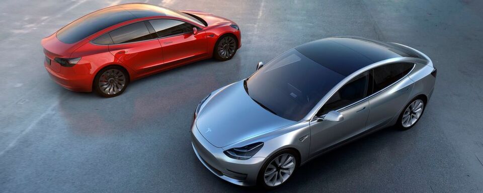 Das Model 3 wird mit CCS-Buchse ausgeliefert. Das Model 3 wird mit CCS-Buchse ausgeliefert.