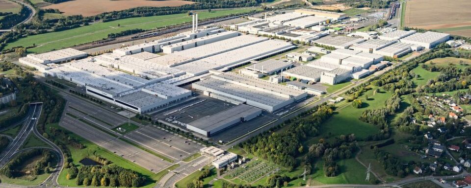 Luftaufnahme des Volkswagen-Werkes Zwickau. Hier entstehen ab dem Jahr 2020 ausschließlich Elektrofahrzeuge für die Marken Volkswagen, Audi und Seat. Luftaufnahme des Volkswagen-Werkes Zwickau. Hier entstehen ab dem Jahr 2020 ausschließlich Elektrofahrzeuge für die Marken Volkswagen, Audi und Seat.