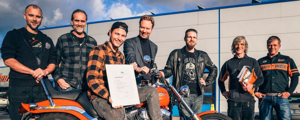 Die Spendenübergabe (v. li.): Alexander Ott, Andreas Bergerforth und Tim van der Meijs (Thunderbike), Yorck Kuhlmann und Ingo Bucken (Bertolt-Brecht-Berufskolleg), Gernold Growe (Thunderbike) sowie Roland Höltke (Harley-Davidson GmbH) Die Spendenübergabe (v. li.): Alexander Ott, Andreas Bergerforth und Tim van der Meijs (Thunderbike), Yorck Kuhlmann und Ingo Bucken (Bertolt-Brecht-Berufskolleg), Gernold Growe (Thunderbike) sowie Roland Höltke (Harley-Davidson GmbH)