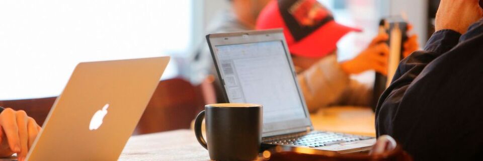 Wenn Umgebung und technische Ausstattung stimmen, können Menschen überall dort effizient arbeiten, wo es einen Internetanschluss gibt. Wenn Umgebung und technische Ausstattung stimmen, können Menschen überall dort effizient arbeiten, wo es einen Internetanschluss gibt.