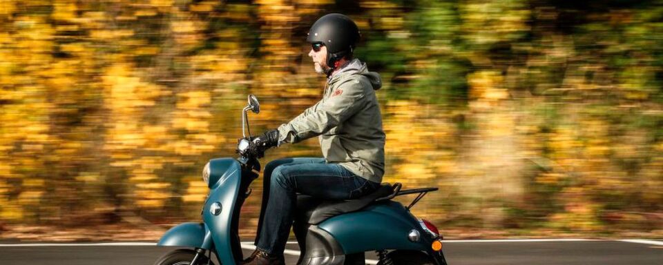 Trotz Knatter-Optik: Der E-Roller Unu fährt nahezu lautlos. Trotz Knatter-Optik: Der E-Roller Unu fährt nahezu lautlos.