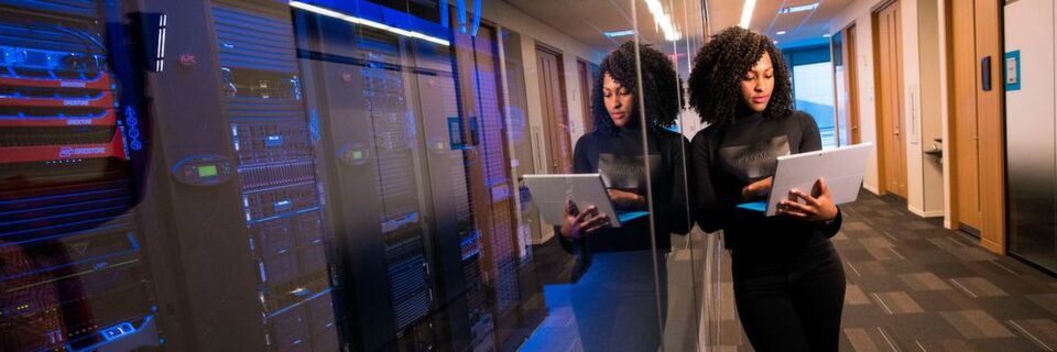Die Beschäftigten sollen künftig selbst geschäftsrelevante Unternehmensdaten analysieren und entsprechende Dashboards generieren. BI-Abteilungen übernehmen eine eher unterstützende Funktion. Die Beschäftigten sollen künftig selbst geschäftsrelevante Unternehmensdaten analysieren und entsprechende Dashboards generieren. BI-Abteilungen übernehmen eine eher unterstützende Funktion.