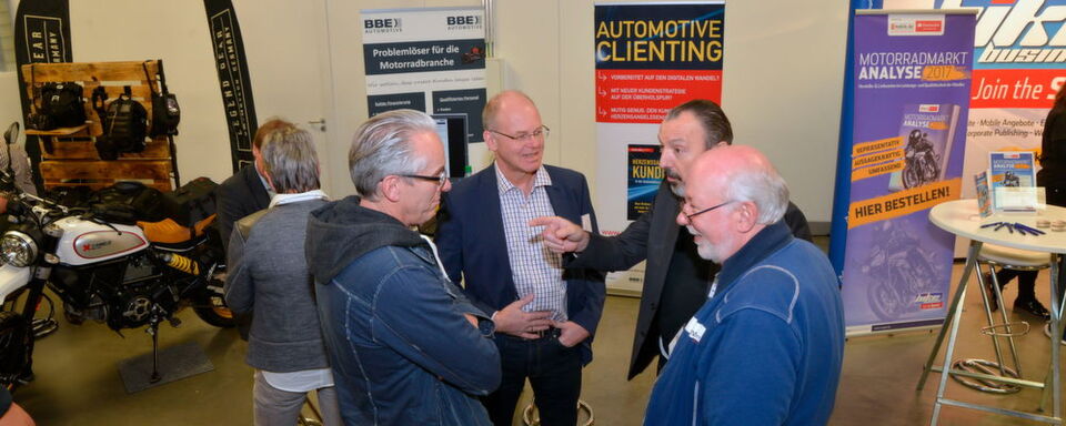Martin Berning von der BBE Automtive – mittendrin in der Händlerschaft. Martin Berning von der BBE Automtive – mittendrin in der Händlerschaft.