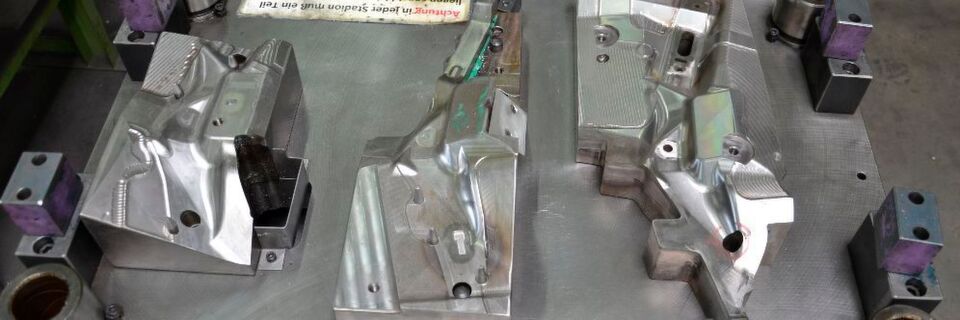 Merima hat sich auf Werkzeuge bis 1500 mm Größe und Serienfertigung spezialisiert. Merima hat sich auf Werkzeuge bis 1500 mm Größe und Serienfertigung spezialisiert.