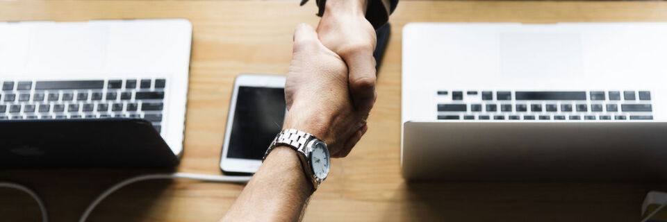 Das Konzept des „Zero Trust Network“ besagt, dass man nichts und niemandem innerhalb und außerhalb des eigenen Netzwerks trauen sollte. Das Konzept des „Zero Trust Network“ besagt, dass man nichts und niemandem innerhalb und außerhalb des eigenen Netzwerks trauen sollte.