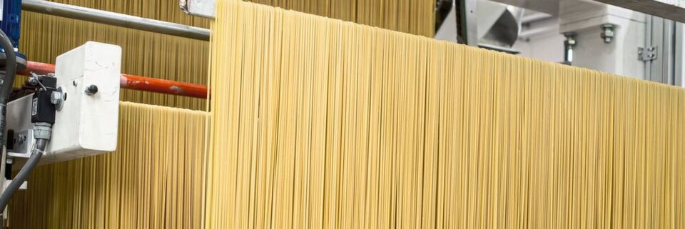In Nudeltrocknungsanlagen sind die Anforderungen an die Maschinenkomponenten hoch, ein Produktionsstillstand zum Beispiel wegen korrodierter Steckverbinder wird schnell sehr teuer. In Nudeltrocknungsanlagen sind die Anforderungen an die Maschinenkomponenten hoch, ein Produktionsstillstand zum Beispiel wegen korrodierter Steckverbinder wird schnell sehr teuer.