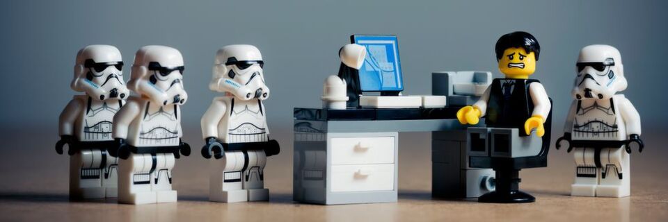 Nicht jeder Kollege aus dem Büro ist beliebt. Nicht jeder Kollege aus dem Büro ist beliebt.