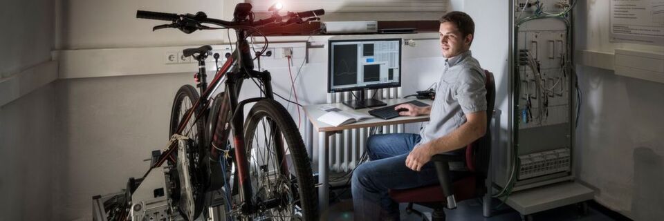Forscher des KIT testen E-Bikes auf einem Prüfstand wie er in der Automobilindustrie üblich ist. Forscher des KIT testen E-Bikes auf einem Prüfstand wie er in der Automobilindustrie üblich ist.