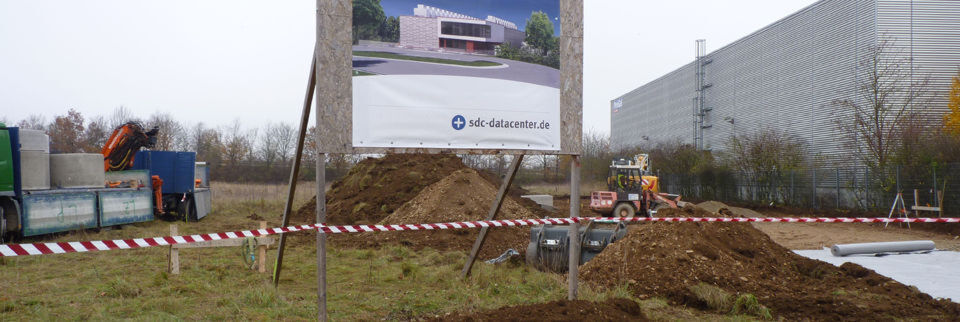 Mit dem Beginn der Bauphase für das neue Rechenzentrum erdet SpaceNet die Cloud vor den Toren Münchens. Mit dem Beginn der Bauphase für das neue Rechenzentrum erdet SpaceNet die Cloud vor den Toren Münchens.