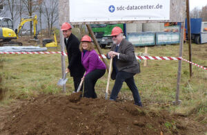 Erster Spatenstich zu einem der modernsten und sichersten Rechenzentren Europas: v.l.n.r. Maximilian Böltl, Erster Bürgermeister von Kirchheim, Annette Ganssmüller-Maluche, weitere Stellvertreterin des Landrats, Sebastian von Bomhard, Vorstand SpaceNet AG und Geschäftsführer der SDC SpaceNet Datacenter GmbH & Co. KG. Erster Spatenstich zu einem der modernsten und sichersten Rechenzentren Europas: v.l.n.r. Maximilian Böltl, Erster Bürgermeister von Kirchheim, Annette Ganssmüller-Maluche, weitere Stellvertreterin des Landrats, Sebastian von Bomhard, Vorstand SpaceNet AG und Geschäftsführer der SDC SpaceNet Datacenter GmbH & Co. KG.