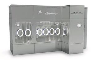 Innovation Award für den Archimedischen Schrauben-Kristallisator und -Reaktor (ASKR): Mit einfacher Bedienung, schneller Reinigung, kurzen Rüst- und Zykluszeiten sowie einem präzise abgestimmten Design von Füllmaschine und Isolator sichert sich die Integra von Groninger den ersten Platz. Zahlreiche Details wie die Verlagerung der Steril-Barriere, ein neues Dekontaminationskonzept oder die deutlich reduzierte Zahl von Hepa-Filtern runden das preiswürdige Maschinenkonzept ab. Innovation Award für den Archimedischen Schrauben-Kristallisator und -Reaktor (ASKR): Mit einfacher Bedienung, schneller Reinigung, kurzen Rüst- und Zykluszeiten sowie einem präzise abgestimmten Design von Füllmaschine und Isolator sichert sich die Integra von Groninger den ersten Platz. Zahlreiche Details wie die Verlagerung der Steril-Barriere, ein neues Dekontaminationskonzept oder die deutlich reduzierte Zahl von Hepa-Filtern runden das preiswürdige Maschinenkonzept ab.