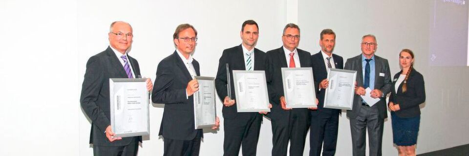 Verpackungs- und Abfülltechnik: Thorsten Häfner (3.v.l.) nimmt den Award für Groninger von PROCESS-Redakteurin Manja Wühr (re.) entgegen. Auf der Shortlist: Bausch + Ströbel, Gemü, Haver & Boecker und Maschinenfabrik Möllers. Verpackungs- und Abfülltechnik: Thorsten Häfner (3.v.l.) nimmt den Award für Groninger von PROCESS-Redakteurin Manja Wühr (re.) entgegen. Auf der Shortlist: Bausch + Ströbel, Gemü, Haver & Boecker und Maschinenfabrik Möllers.