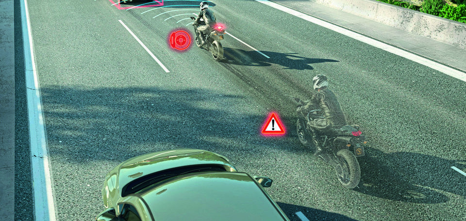 Der Notbremsassistent verkürzt die Reaktionszeit und unterstützt den Fahrer durch einen dosierten Bremseingriff bei drohenden Auffahrunfällen. Der Notbremsassistent verkürzt die Reaktionszeit und unterstützt den Fahrer durch einen dosierten Bremseingriff bei drohenden Auffahrunfällen.