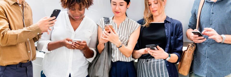 Internetnutzer verbringen den größten Teil ihrer Online-Zeit in Apps und mobilen Browsern. Internetnutzer verbringen den größten Teil ihrer Online-Zeit in Apps und mobilen Browsern.