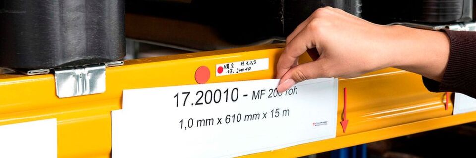 Schallenkammer-Magnettaschen für Palettenregale, die per Einsteckhülle aus transparenter Kunststofffolie mit beschrifteten Kartonstreifen bestückt werden können. Schallenkammer-Magnettaschen für Palettenregale, die per Einsteckhülle aus transparenter Kunststofffolie mit beschrifteten Kartonstreifen bestückt werden können.
