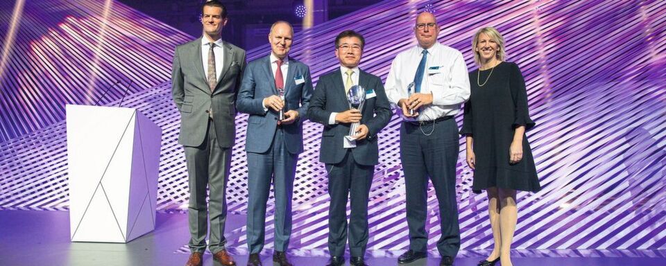 Bei der Verleihung des BMW Supplier Innovation Awards 2018 (v.l.n.r.): Dr. Stefan Floeck (BMW Group), Dr. Holger Engelmann (Chairman of the Management Board, Webasto SE), Jong Hyun Kim (LG Chem), Tom Gold (BWI Poland Technologies), Dr. Nicole Haft-Zboril (BMW Group). Bei der Verleihung des BMW Supplier Innovation Awards 2018 (v.l.n.r.): Dr. Stefan Floeck (BMW Group), Dr. Holger Engelmann (Chairman of the Management Board, Webasto SE), Jong Hyun Kim (LG Chem), Tom Gold (BWI Poland Technologies), Dr. Nicole Haft-Zboril (BMW Group).