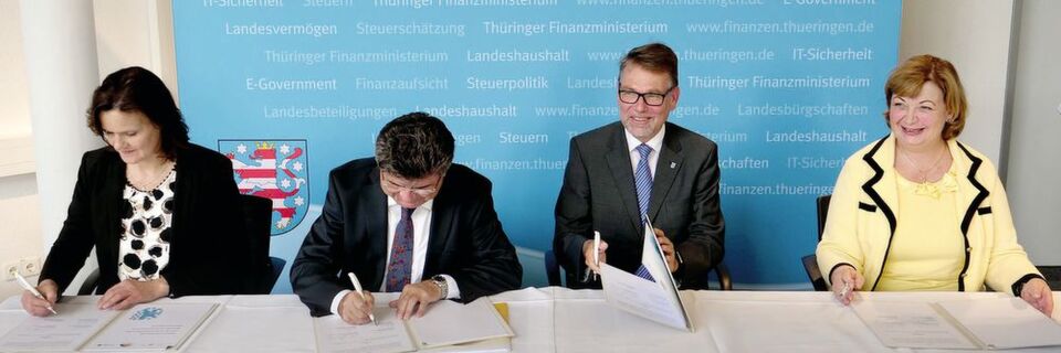 Landrätin Antje Hochwind, der Präsidenten des Gemeinde- und Städtebundes Thüringen Michael Brychcy, der CIO des Landes Thüringen, Finanzstaatssekretär Dr. Hartmut Schubert, und die Präsidentin des Thüringischen Landkreistages, Landrätin Martina Schweinsburg, bei der Unterzeichnung der Rahmenvereinbarung Landrätin Antje Hochwind, der Präsidenten des Gemeinde- und Städtebundes Thüringen Michael Brychcy, der CIO des Landes Thüringen, Finanzstaatssekretär Dr. Hartmut Schubert, und die Präsidentin des Thüringischen Landkreistages, Landrätin Martina Schweinsburg, bei der Unterzeichnung der Rahmenvereinbarung