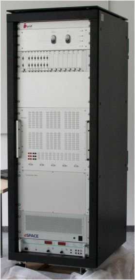Ein HIL-Testsystem in 19" Technik: Vor allem in Bezug auf den Test sicherheitskritischer Systeme und deren Schwellwerte für Fehlerreaktionen ist eine verlässliche analoge Messung für ein Testsystem unverzichtbar. Mit Hilfe Automatisierter Abgleiche sowie Kalibrierung analoger Kanäle ist eine ISO26262-konforme Dokumentation der Eigenschaften des Testsystems einfacher möglich. Ein HIL-Testsystem in 19" Technik: Vor allem in Bezug auf den Test sicherheitskritischer Systeme und deren Schwellwerte für Fehlerreaktionen ist eine verlässliche analoge Messung für ein Testsystem unverzichtbar. Mit Hilfe Automatisierter Abgleiche sowie Kalibrierung analoger Kanäle ist eine ISO26262-konforme Dokumentation der Eigenschaften des Testsystems einfacher möglich.