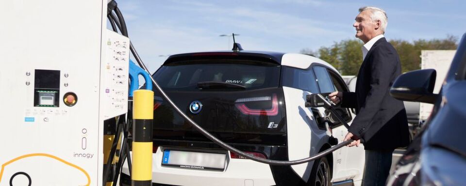 Die Feststoff- oder Festkörperbatterie ist der große Hoffnungsträger der E-Auto-Hersteller. Die Feststoff- oder Festkörperbatterie ist der große Hoffnungsträger der E-Auto-Hersteller.