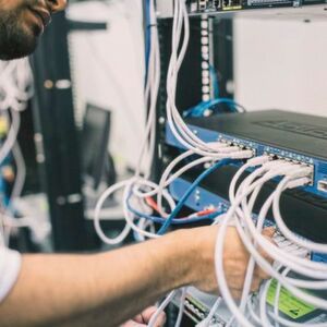 Aber sicher: Damit Industrie 4.0 erfolgreich sein kann, müssen Fertigungs- und Office-IT eng verknüpft sein. Effiziente IT-Security ist daher wichtig denn je. Aber sicher: Damit Industrie 4.0 erfolgreich sein kann, müssen Fertigungs- und Office-IT eng verknüpft sein. Effiziente IT-Security ist daher wichtig denn je.