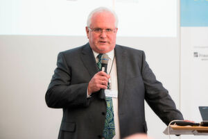 Prof. Hubert Lakner, Vorsitzender des Lenkungskreises der Forschungsfabrik Mikroelektronik Deutschland (FMD): „Nach den durchgeführten Investitionen können wir mit der FMD Lösungen mit hohem technologischen Reifegrad für eine große Breite der Industrie entlang der gesamten Innovationskette anbieten – für große Unternehmen, aber auch vor allem für mittlere und kleine Unternehmen sowie für Start-ups.“ Prof. Hubert Lakner, Vorsitzender des Lenkungskreises der Forschungsfabrik Mikroelektronik Deutschland (FMD): „Nach den durchgeführten Investitionen können wir mit der FMD Lösungen mit hohem technologischen Reifegrad für eine große Breite der Industrie entlang der gesamten Innovationskette anbieten – für große Unternehmen, aber auch vor allem für mittlere und kleine Unternehmen sowie für Start-ups.“