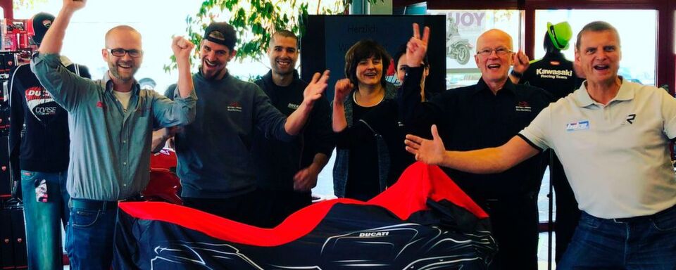 Jubelten schon beim Jurybesuch im Oktober: Team Witten und Weber, „Motorradhändler des Jahres“ 2018. Jubelten schon beim Jurybesuch im Oktober: Team Witten und Weber, „Motorradhändler des Jahres“ 2018.