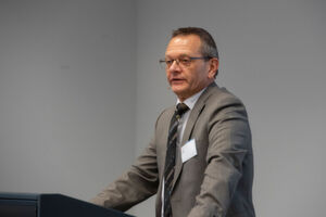 Technischer Paukenschlag: Gerhard Horn, Geschäftsführer der Wittenstein AG präsentierte mit Galaxie, eine neue, eigenständige Getriebegattung, an der die Wittenstein AG über 10 Jahre geforscht und entwickelt hat. Technischer Paukenschlag: Gerhard Horn, Geschäftsführer der Wittenstein AG präsentierte mit Galaxie, eine neue, eigenständige Getriebegattung, an der die Wittenstein AG über 10 Jahre geforscht und entwickelt hat.