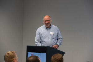 Jürgen Kläser Okuma Europe GmbH, zeigte auf, wie mit dem Okuma Connect Plan die gesamte Produktionsstätte vernetzt und visualisert und somit der Fertigungsprozess stetig optimiert werden kann. Jürgen Kläser Okuma Europe GmbH, zeigte auf, wie mit dem Okuma Connect Plan die gesamte Produktionsstätte vernetzt und visualisert und somit der Fertigungsprozess stetig optimiert werden kann.