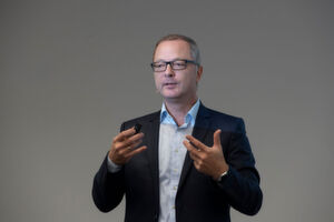 Christian Erlinger, Coscom GmbH zeigte auf, wie mit der Datenbanksoftware «Factory Direktor» von Coscom doppelte Datenhaltung und Brüche im Datenprozess vermieden werden können. Christian Erlinger, Coscom GmbH zeigte auf, wie mit der Datenbanksoftware «Factory Direktor» von Coscom doppelte Datenhaltung und Brüche im Datenprozess vermieden werden können.