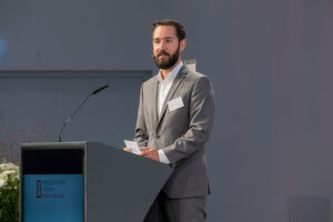 Marco Siragna, Big Kaiser AG, präsentierte den Feinbohrkopf EWE und wie mit ihm der komplexe Prozess des Feinbohrens smarter gemacht werden kann. Marco Siragna, Big Kaiser AG, präsentierte den Feinbohrkopf EWE und wie mit ihm der komplexe Prozess des Feinbohrens smarter gemacht werden kann.