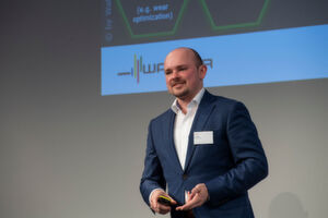 Florian Böpple, Walter (Schweiz) AG, präsentierte die Anwendungsplattform Comara appCom, mit der komplette Bearbeitungsabläufe in Echtzeit abgebildet werden und so die Bauteilebearbeitung optimiert werden kann. Florian Böpple, Walter (Schweiz) AG, präsentierte die Anwendungsplattform Comara appCom, mit der komplette Bearbeitungsabläufe in Echtzeit abgebildet werden und so die Bauteilebearbeitung optimiert werden kann.