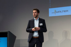 Peter Sautter, Walter (Schweiz) AG, präsentierte die Anwendungsplattform Comara appCom, mit der komplette Bearbeitungsabläufe in Echtzeit abgebildet werden und so die Bauteilebearbeitung optimiert werden kann. Peter Sautter, Walter (Schweiz) AG, präsentierte die Anwendungsplattform Comara appCom, mit der komplette Bearbeitungsabläufe in Echtzeit abgebildet werden und so die Bauteilebearbeitung optimiert werden kann.