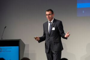 Markus Michelberger, Schunk Intec AG, zeigte die zentrale Funktion des Spannsystems im Fertigungsprozess auf und wie mit der Wahl des richtigen Spannmittels die Produktqualität und Produktivität erhöht werden kann. Markus Michelberger, Schunk Intec AG, zeigte die zentrale Funktion des Spannsystems im Fertigungsprozess auf und wie mit der Wahl des richtigen Spannmittels die Produktqualität und Produktivität erhöht werden kann.