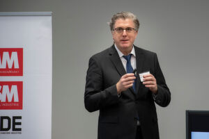 Dr. Heiko Maier, Strub & Co. AG nahm die Besucher mit in die Welt der Normen und Regulatorien die für Kühlschmierstoffe gelten. Fazit: Die Verschärfung der Regulatorien führt zu einer immer kleiner Auswahl an Inhaltsstoffen. Dr. Heiko Maier, Strub & Co. AG nahm die Besucher mit in die Welt der Normen und Regulatorien die für Kühlschmierstoffe gelten. Fazit: Die Verschärfung der Regulatorien führt zu einer immer kleiner Auswahl an Inhaltsstoffen.