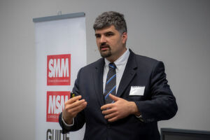 Dr. Niklaus Rüttimann, Blaser Swisslube AG konnte den Zuschauern aufzeigen, dass die Wahl des richtigen Kühlschmierstoffs die Kosten pro Werkstück massiv senken kann. Dr. Niklaus Rüttimann, Blaser Swisslube AG konnte den Zuschauern aufzeigen, dass die Wahl des richtigen Kühlschmierstoffs die Kosten pro Werkstück massiv senken kann.