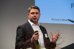 Richard Mink, Chiron-Werke GmbH & Co. KG, zeigte die Vorteile schlüsslefertiger Komplettlösungen im Maschinenbau auf und sagte dazu: «Wir konzipieren alles komplett bei uns. Wir entwickeln sogar die Postprozessoren selber, weil niemand die Maschine so gut kennt wie wir selber.» Richard Mink, Chiron-Werke GmbH & Co. KG, zeigte die Vorteile schlüsslefertiger Komplettlösungen im Maschinenbau auf und sagte dazu: «Wir konzipieren alles komplett bei uns. Wir entwickeln sogar die Postprozessoren selber, weil niemand die Maschine so gut kennt wie wir selber.»